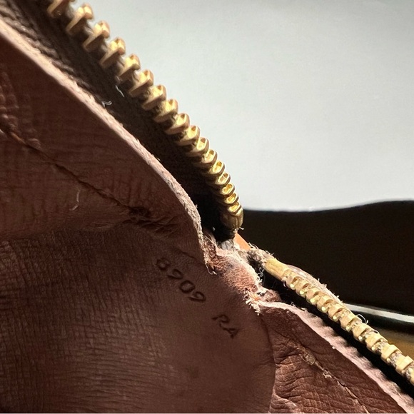 Louis Vuitton Monogram Trousse Ronde - Picture 6 of 7